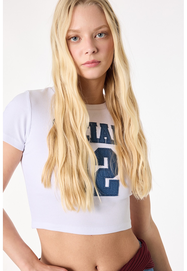 Tricou crop cambrat cu text brodat - Alb