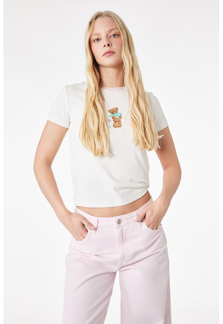 Tricou crop cu decolteu la baza gatului si broderie discreta - Alb
