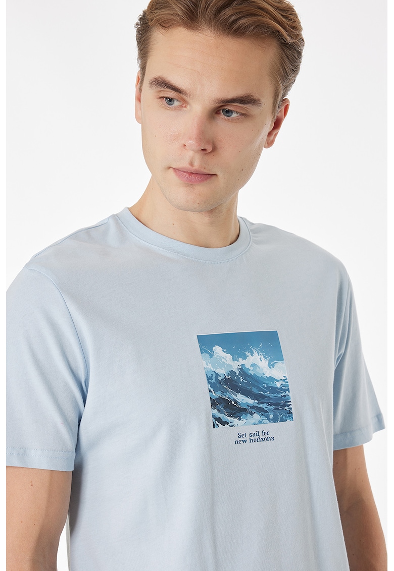 Tricou cu decolteu la baza gatului si imprimeu grafic - Albastru deschis