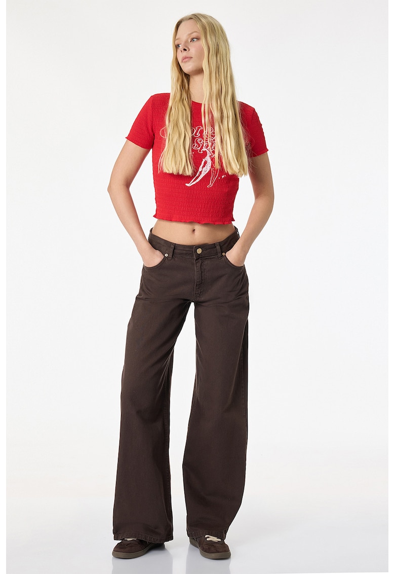 Tricou crop cu decolteu la baza gatului si imprimeu - Rosu