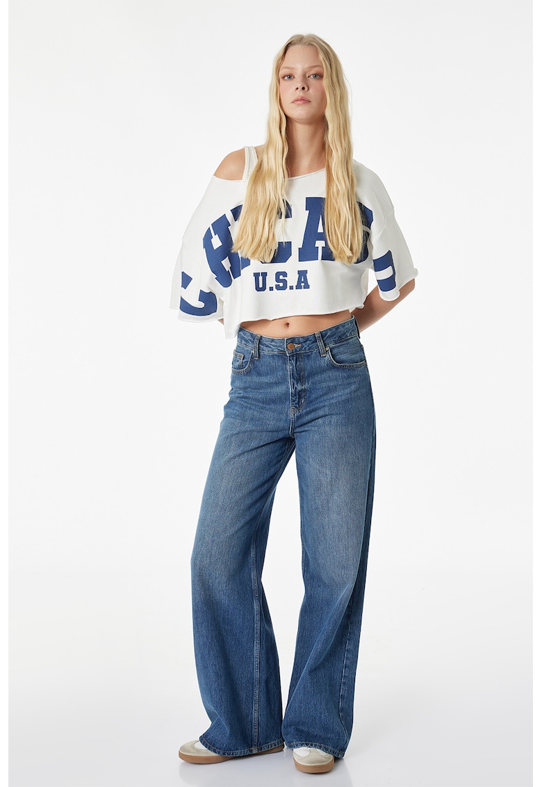 Tricou crop cu decolteu pe umeri si imprimeu - Alb/Albastru petrol