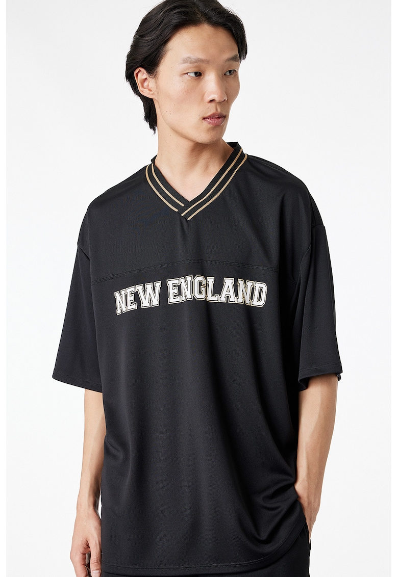 Tricou lejer cu text si decolteu in V - Negru/Alb murdar