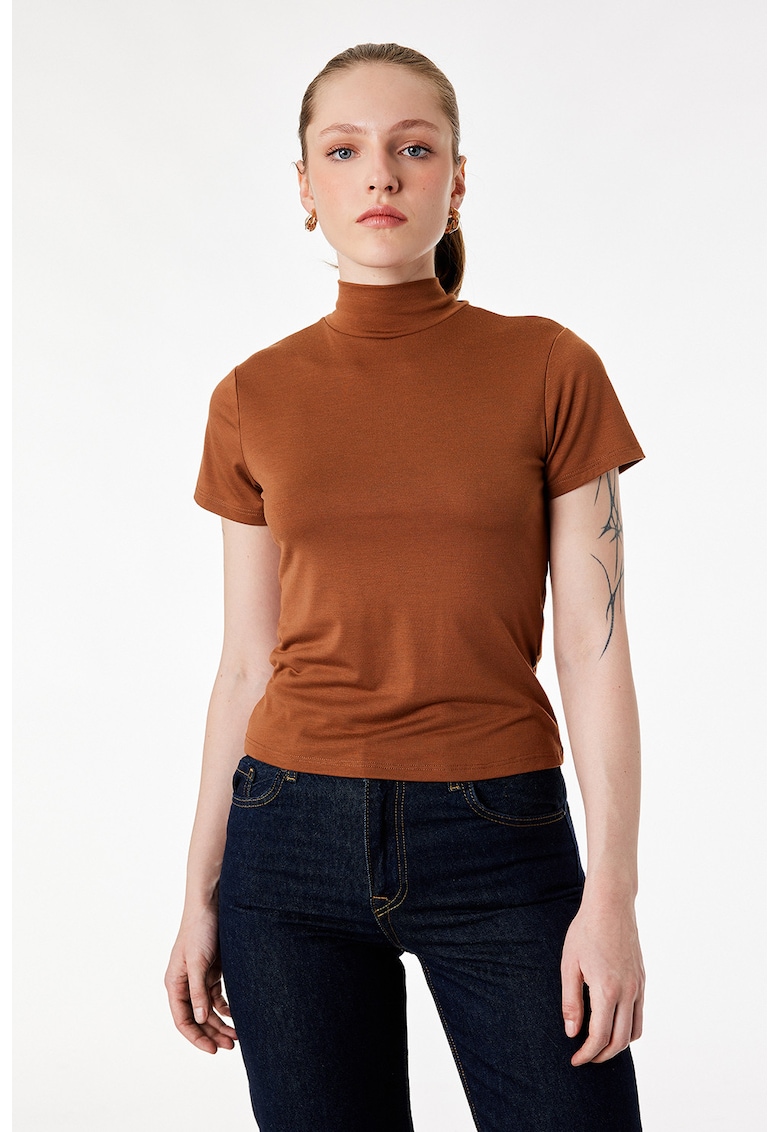Tricou slim fit cu guler inalt - Caramiziu