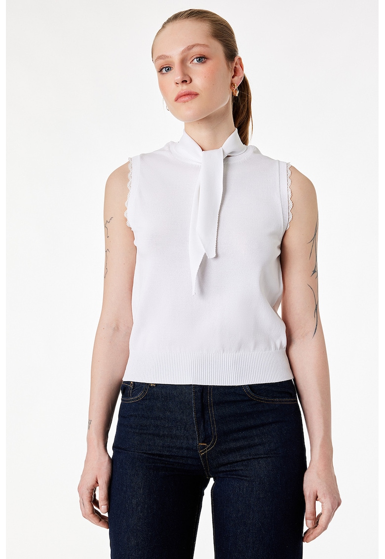 Bluza tricotata fin fara menci cu garnitura de dantela - Alb