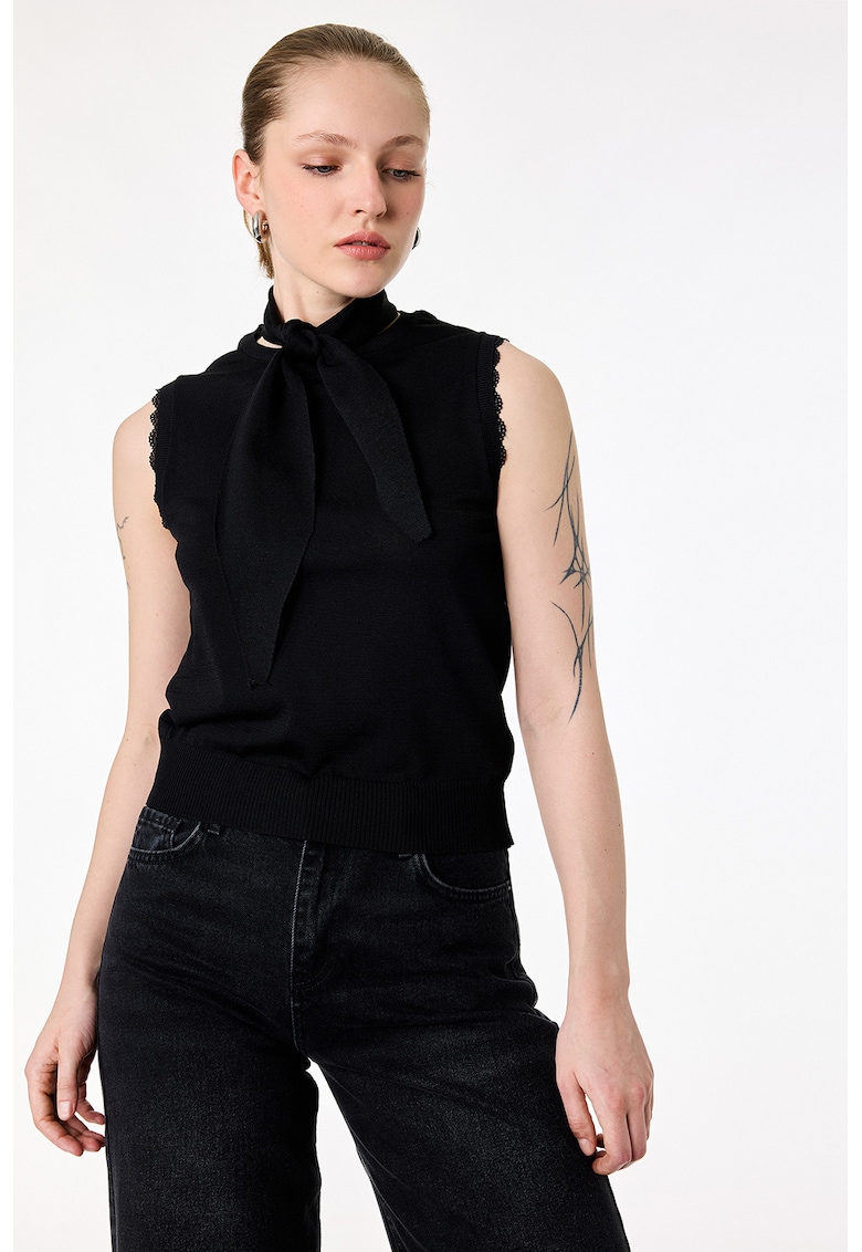 Bluza tricotata fin fara menci cu garnitura de dantela - Negru