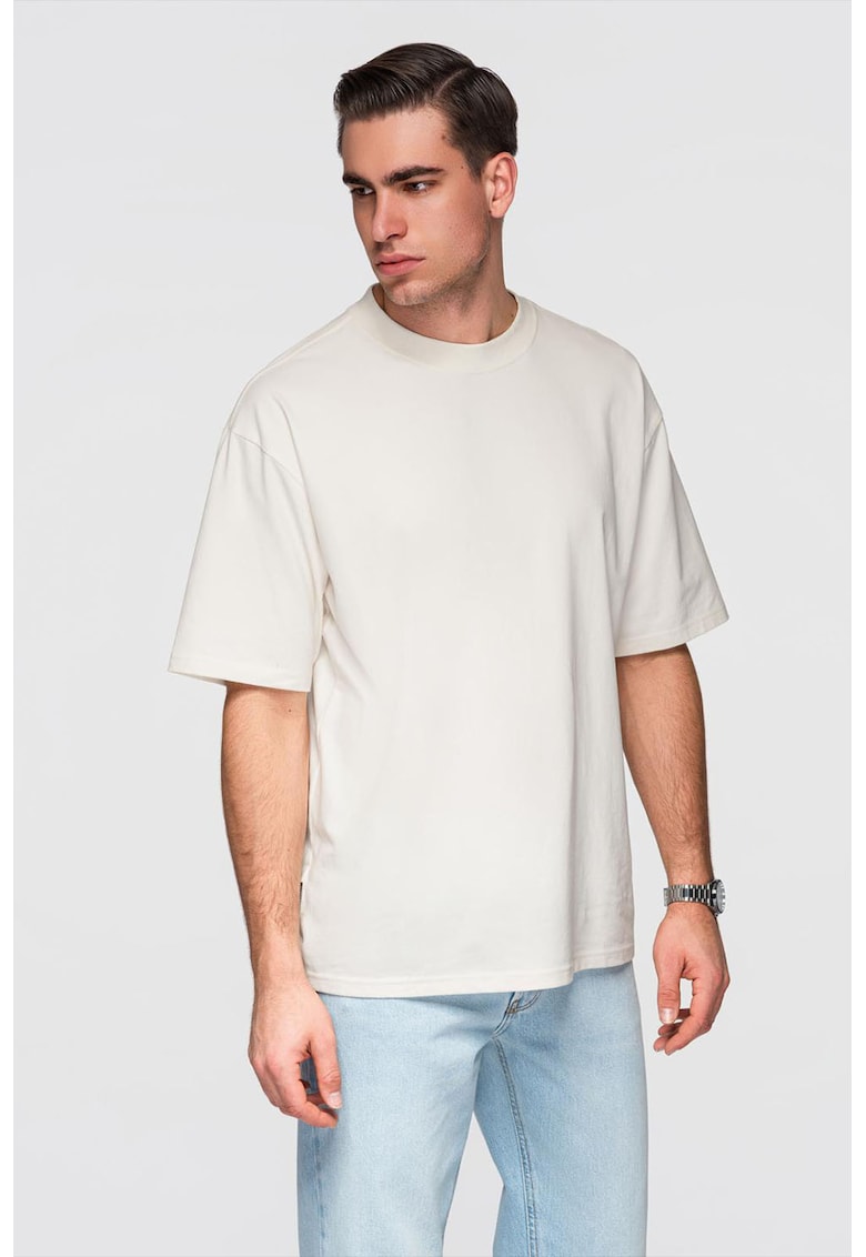 Tricou lejer cu decolteu la baza gatului