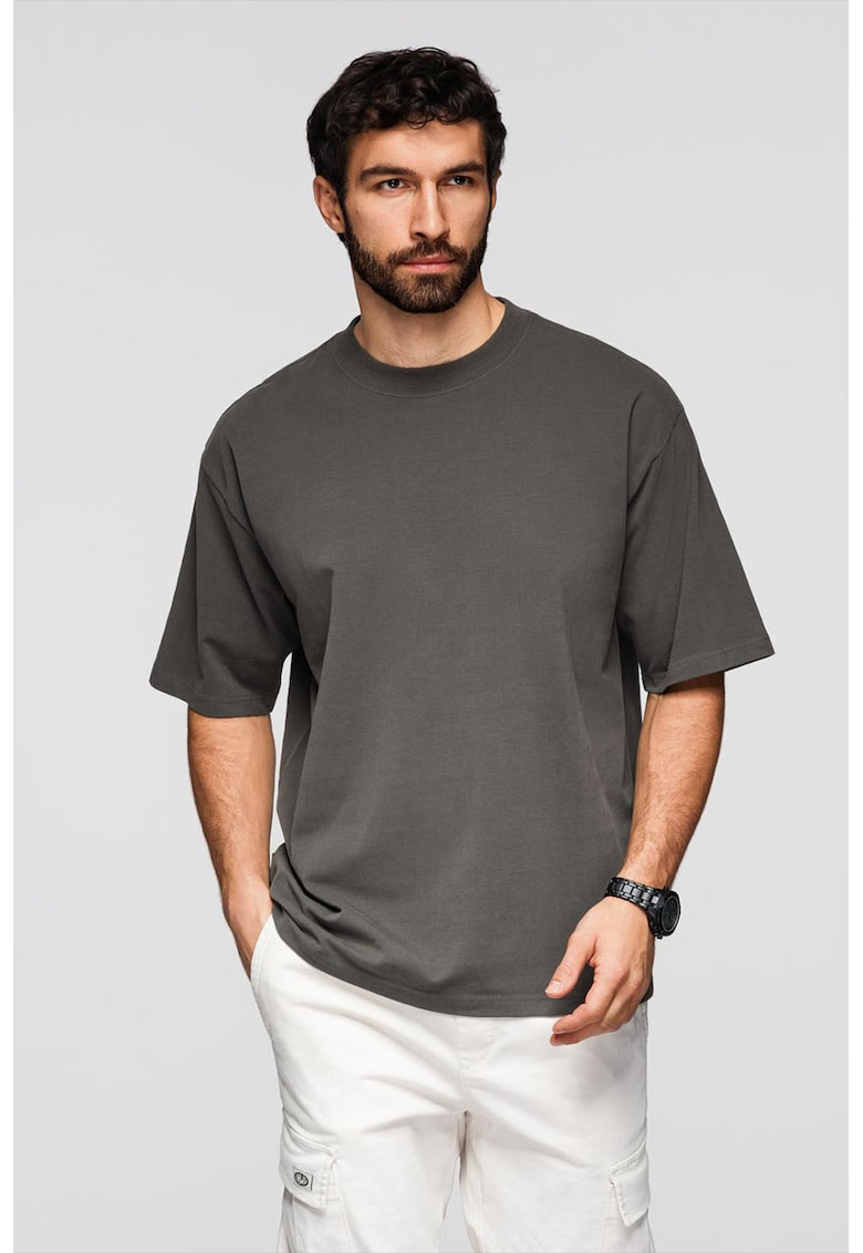 Tricou lejer cu decolteu la baza gatului