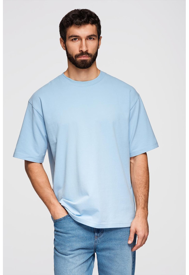Tricou lejer cu decolteu la baza gatului