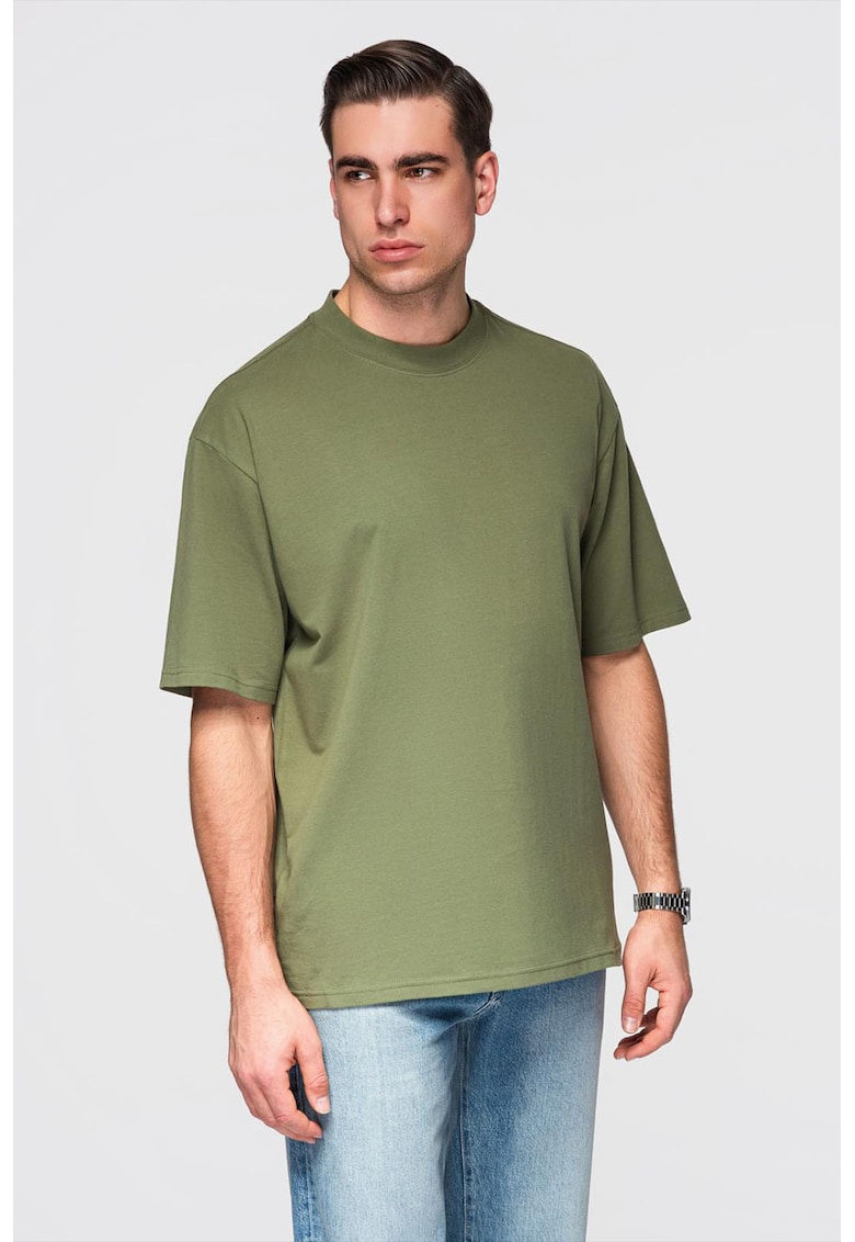 Tricou lejer cu decolteu la baza gatului