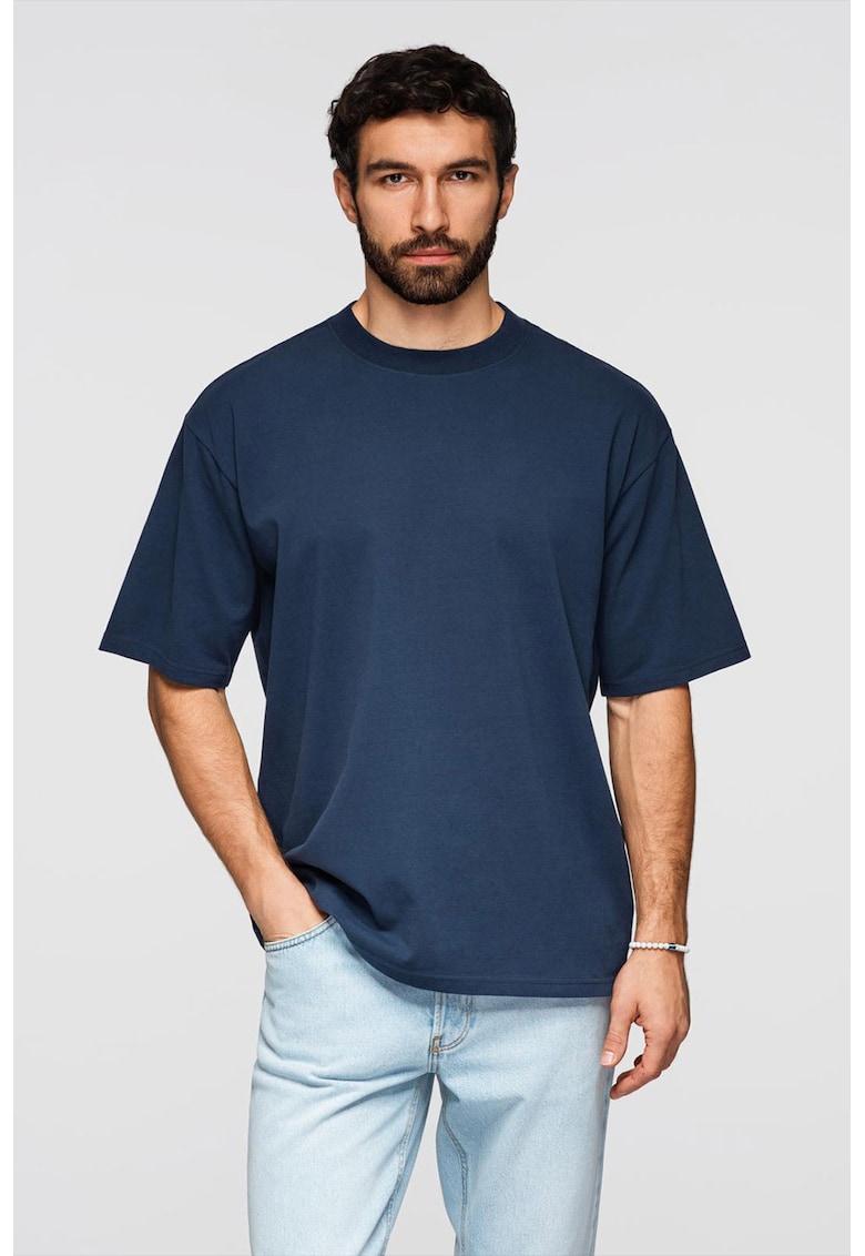 Tricou lejer cu decolteu la baza gatului