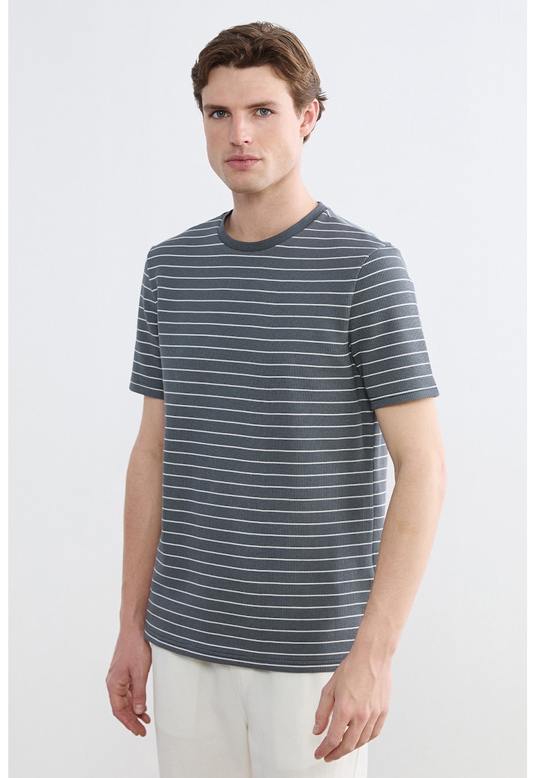 Tricou cu dungi si decolteu la baza gatului - Alb/Gri inchis