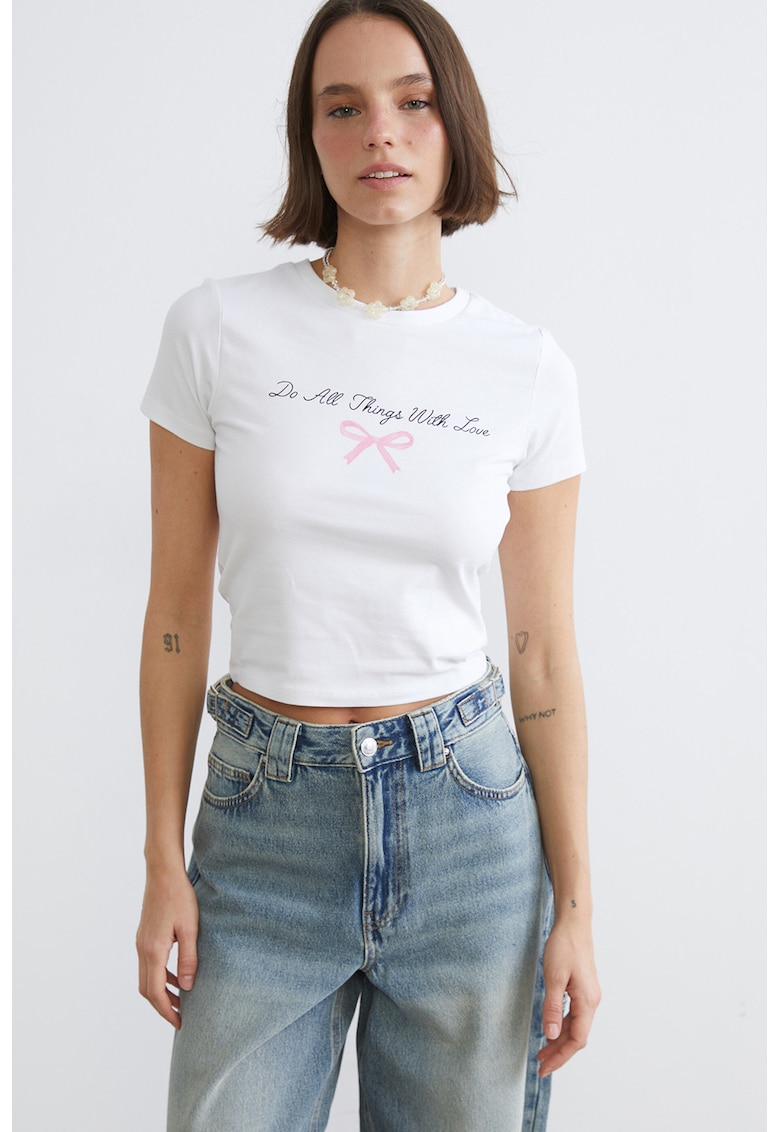 Tricou crop cu imprimeu text - Roz pastel/Alb optic