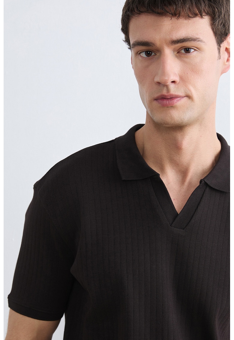 Tricou polo regular fit cu decupaj in V - Maro inchis