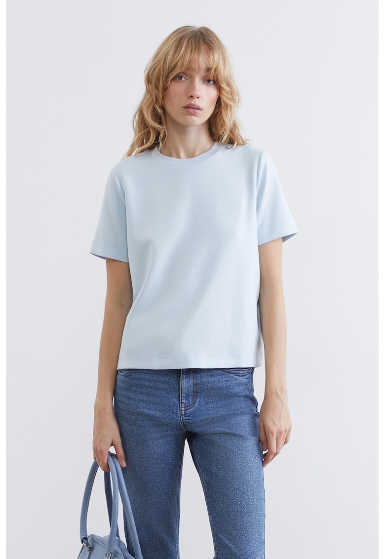 Tricou cu decolteu la baza gatului si broderie discreta - Albastru pastel