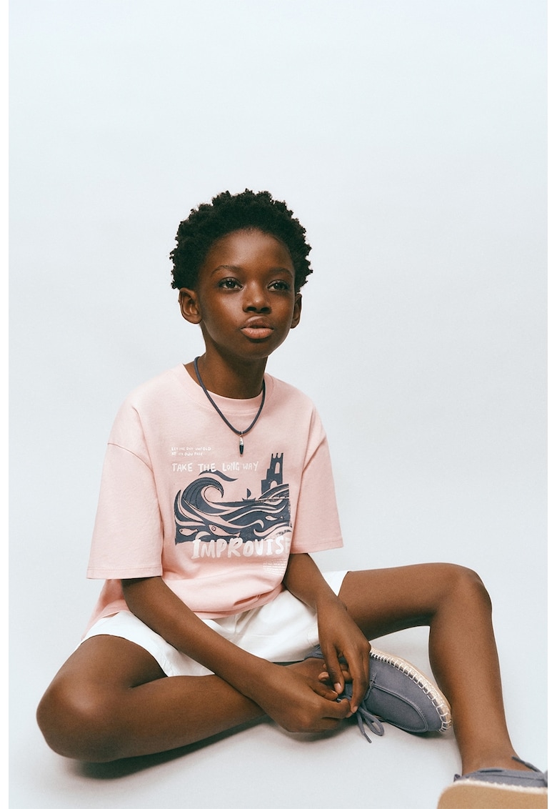 Tricou cu decolteu la baza gatului si imprimeu grafic - Roz pastel