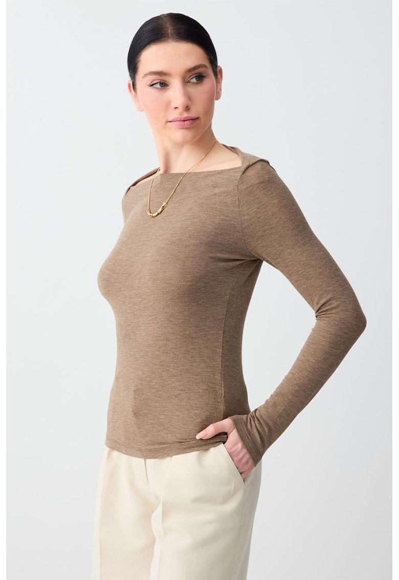 Bluza cambrata cu decolteu barcuta - Maro nisip