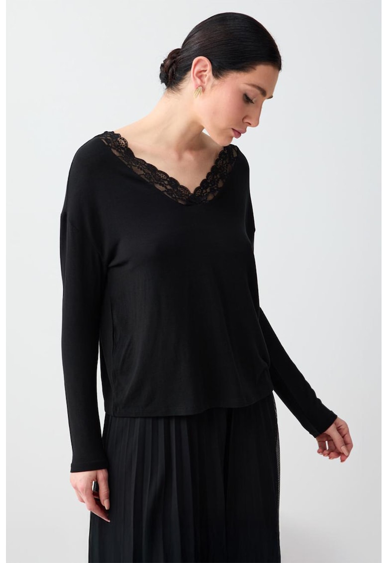 Bluza cu decolteu in V si garnituri de dantela - Negru