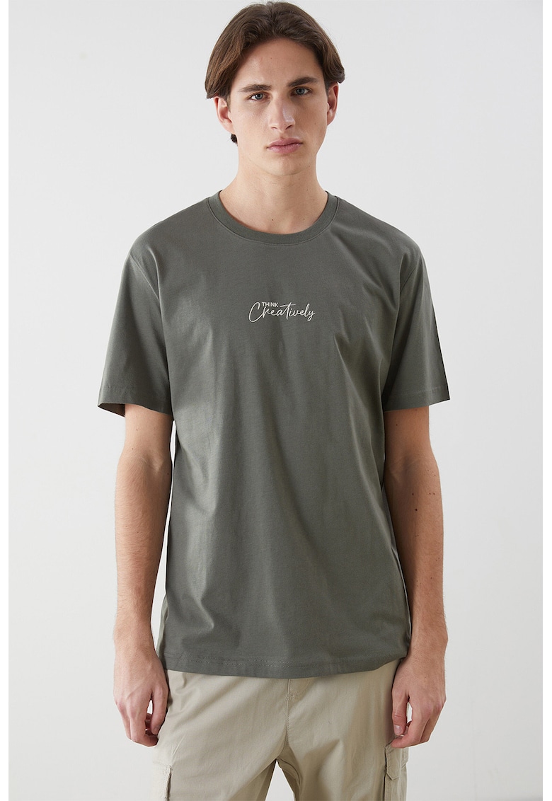 Tricou cu decolteu la baza gatului si imprimeu discret frontal - Gri cenusiu