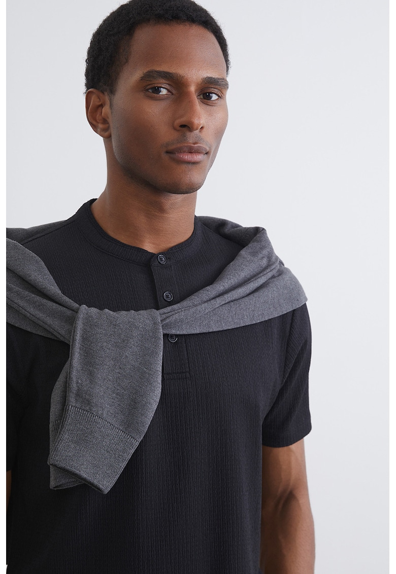 Tricou texturat cu fenta cu nasturi - Negru