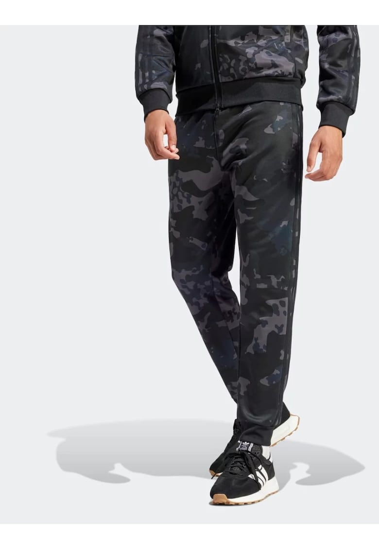 Pantaloni de trening cu model camuflaj