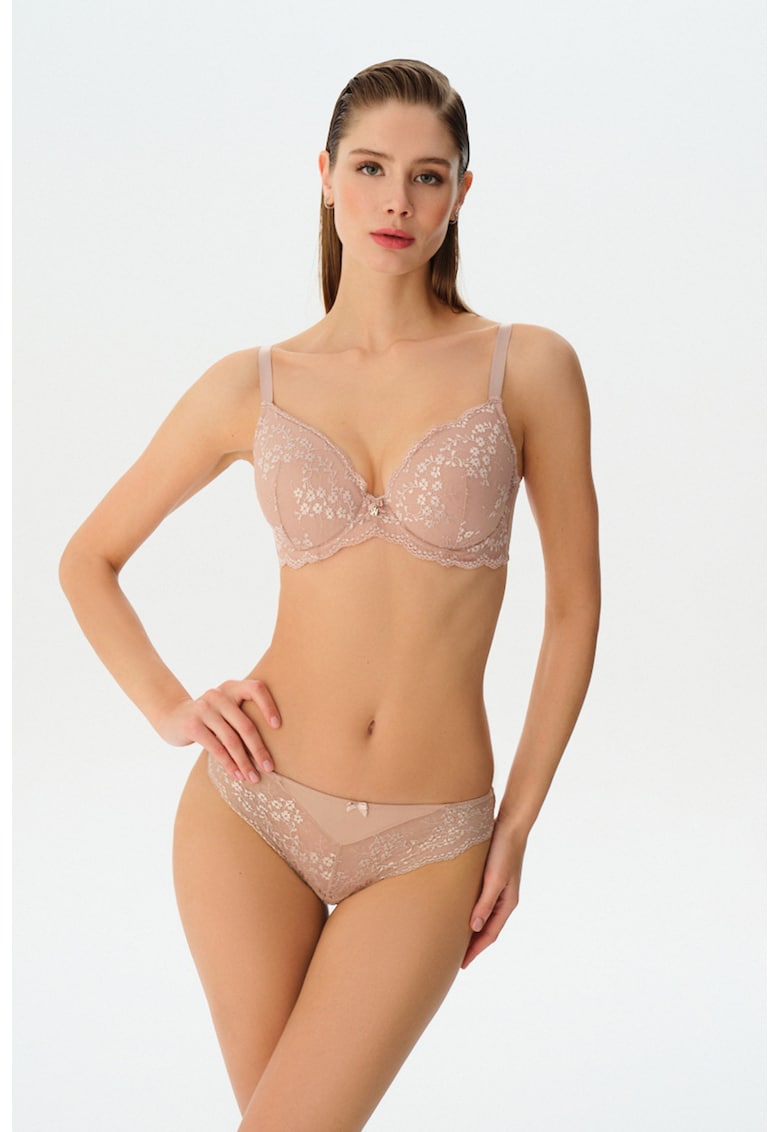 Chiloti cu garnitura din dantela pe partea din fata