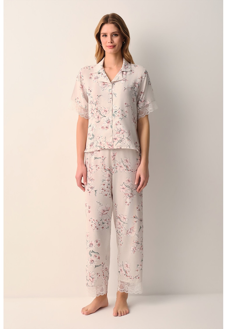 Pijama cu maneci scurte - model floral si insertii din dantela - Gri deschis -