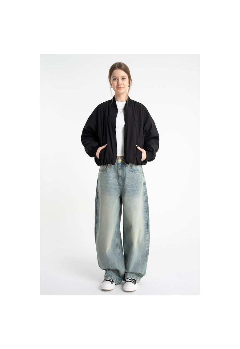 Blugi cu croiala lejera si decorati cu strasuri