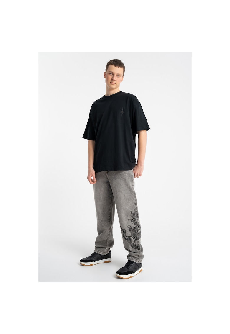 Blugi cu croiala lejera si broderie