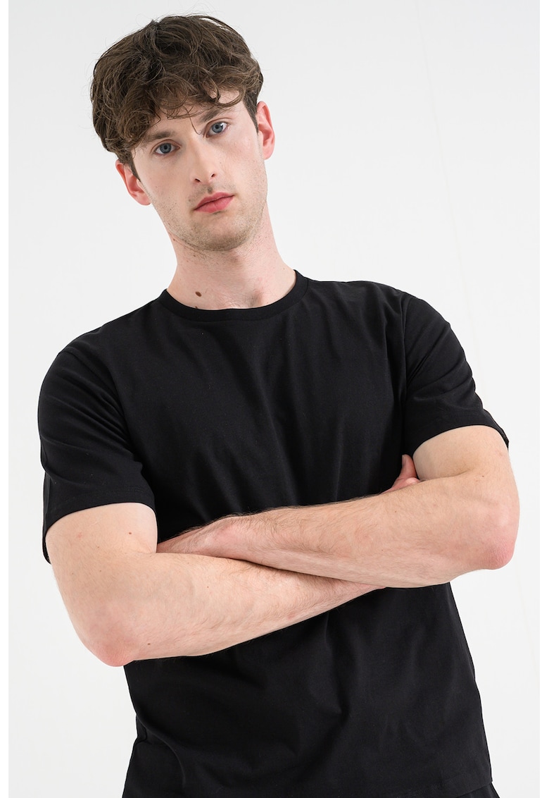 Tricou cu decolteu la baza gatului - imprimeu grafic si model text pe partea din spate - Negru