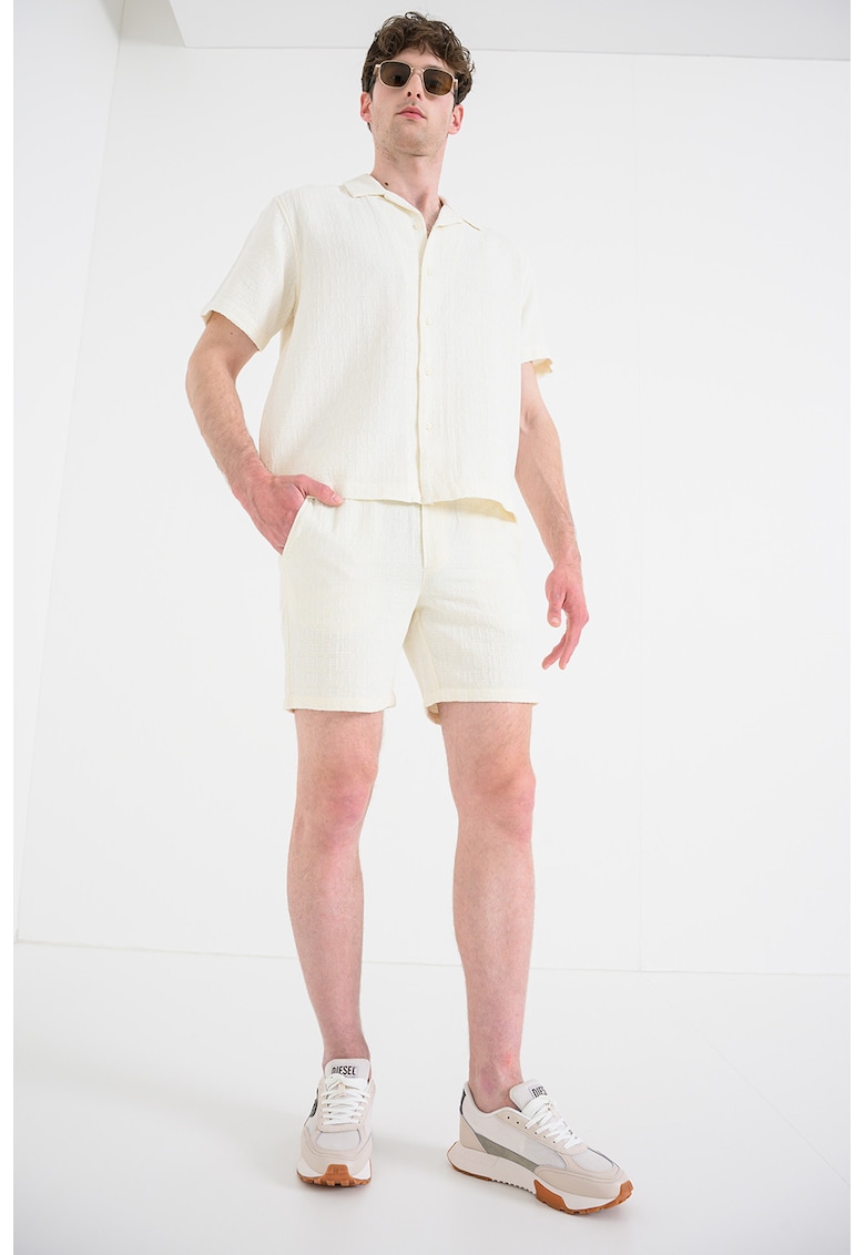 Pantaloni scurti cu talie ajustabila si model uni - Crem