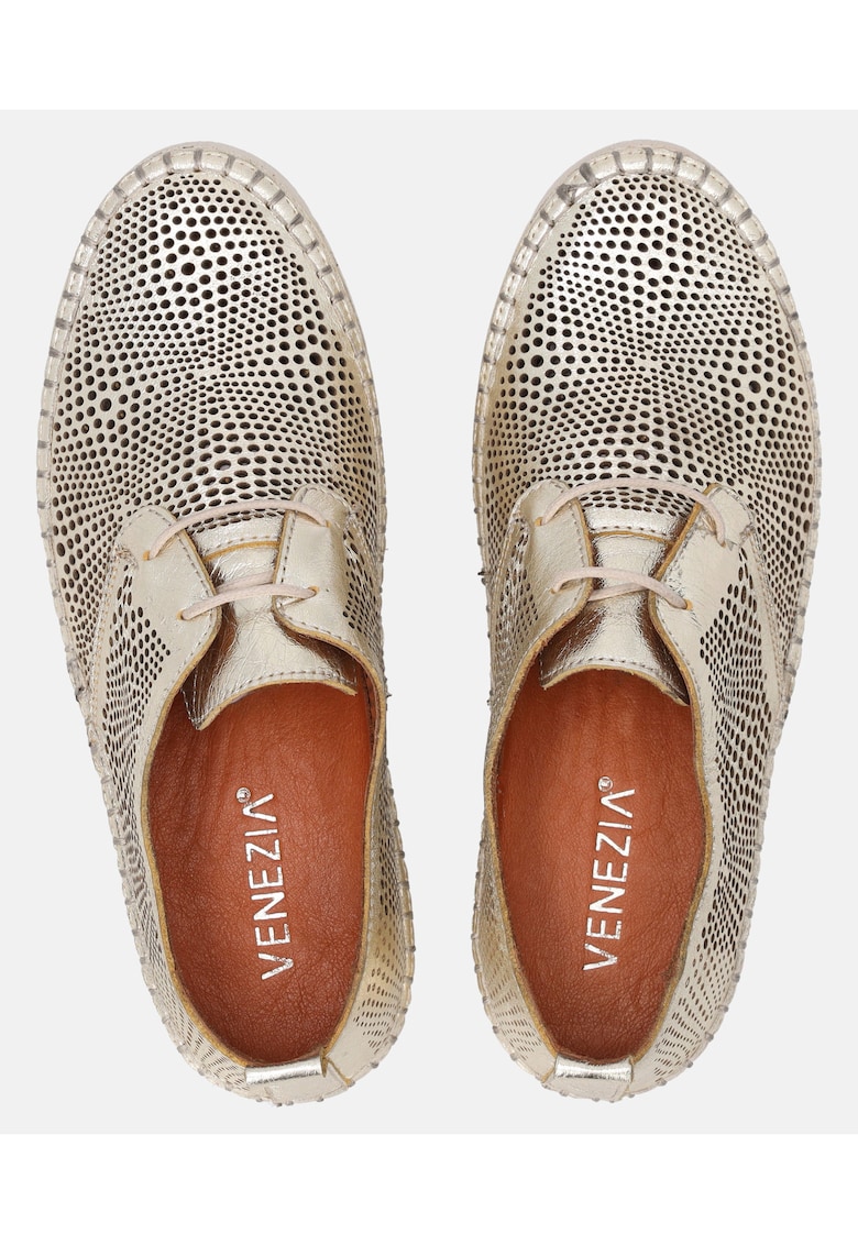 Pantofi din piele cu puncte si siret
