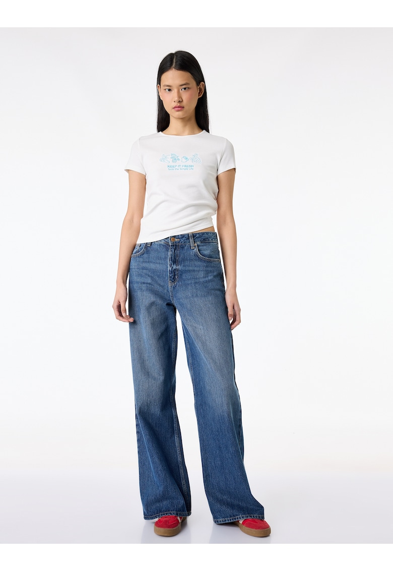 Tricou crop cu detalii brodate - Turcoaz/Alb optic