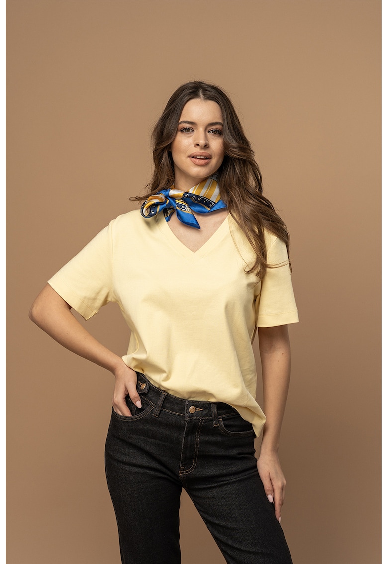 Tricou lejer cu decolteu in V Clara - Galben