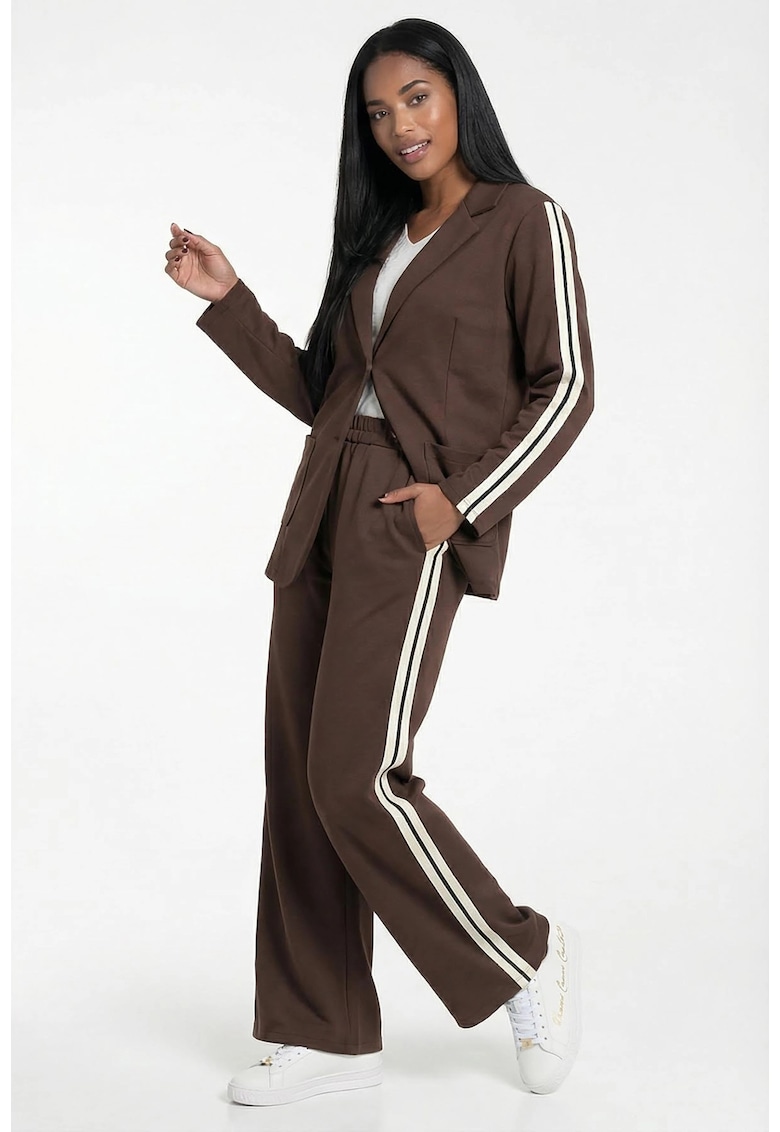 Costum de dama M1311 - maro - croiala clasica - sacou cu decolteu in V - material elastic