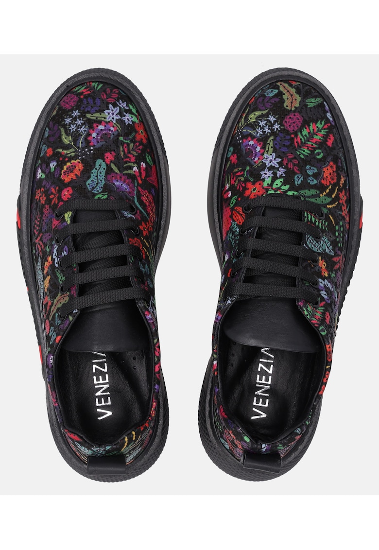 Pantofi sport cu perforati si model