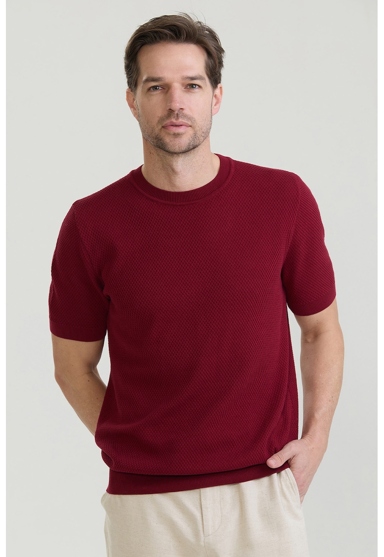 Tricou cu model uni si decolteu la baza gatului - Visiniu