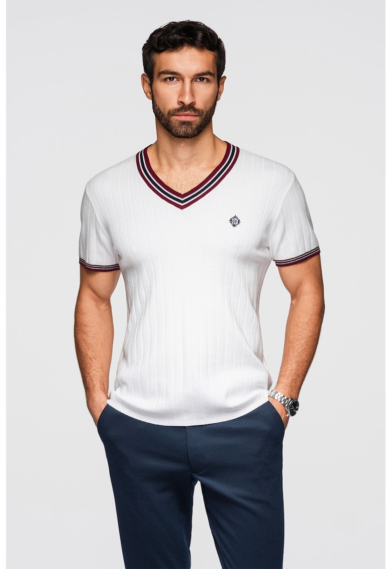 Tricou striat cu decolteu in V si detaliu cu broderie discreta - Alb