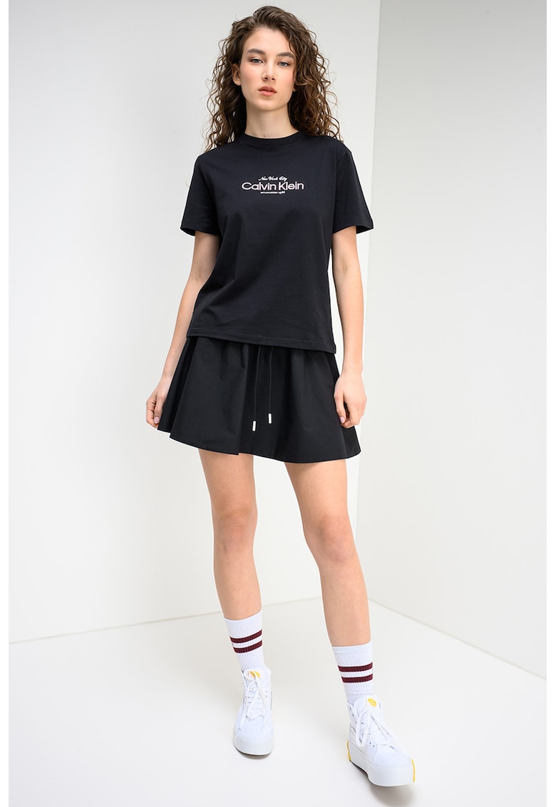 Tricou cu decolteu la baza gatului si imprimeu logo - Negru/Roz pal
