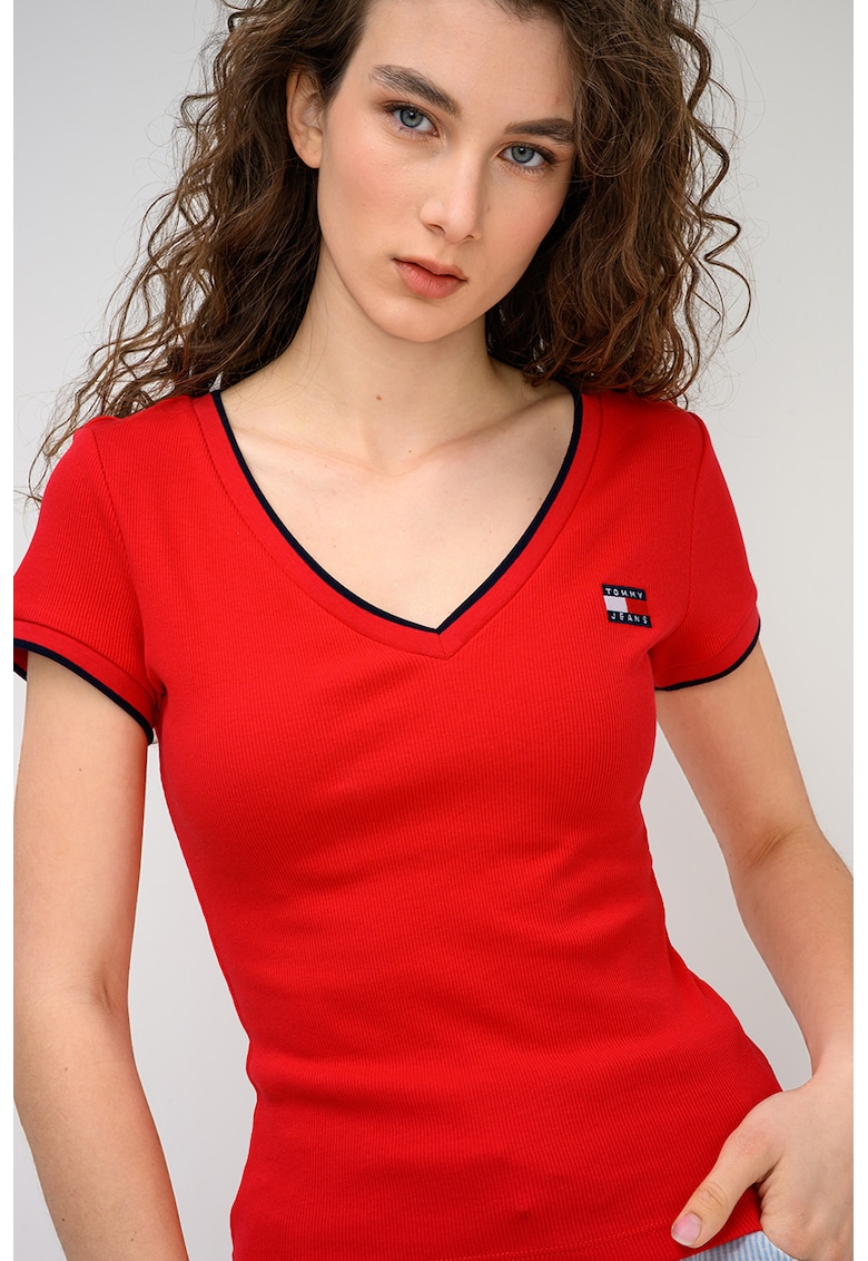 Tricou cu decolteu in V si aplicatie logo brodata - Rosu