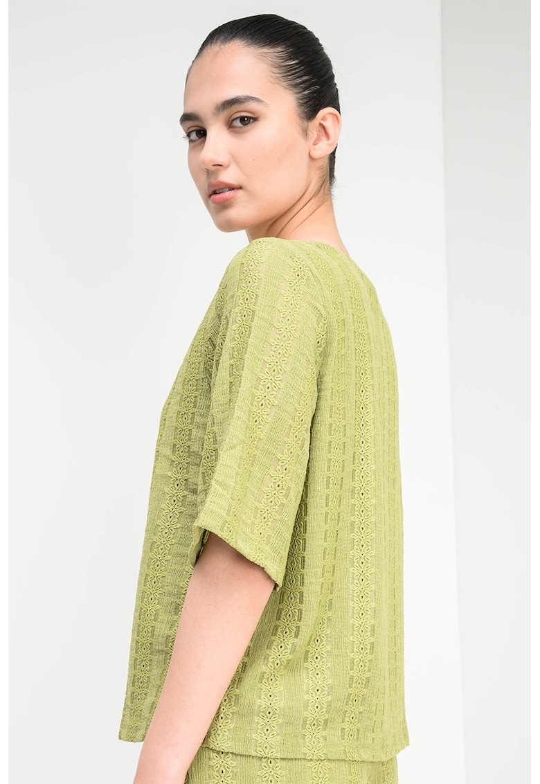 Bluza cu broderie si decolteu barcuta - Verde fistic