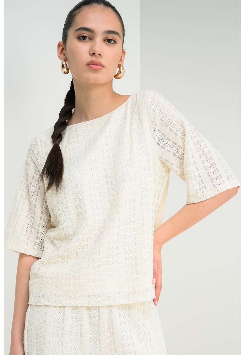 Bluza cu broderie si decolteu barcuta - Crem
