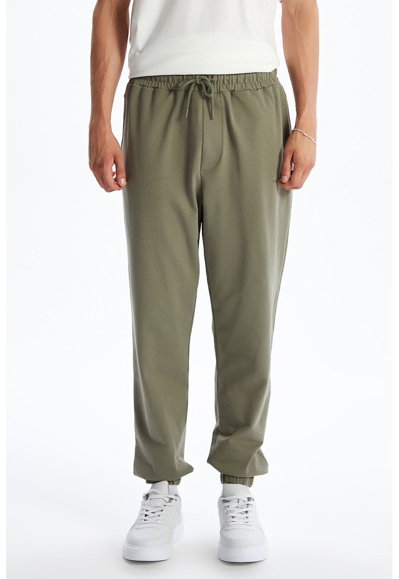 Pantaloni de trening cu croiala conica si snur - Verde feriga