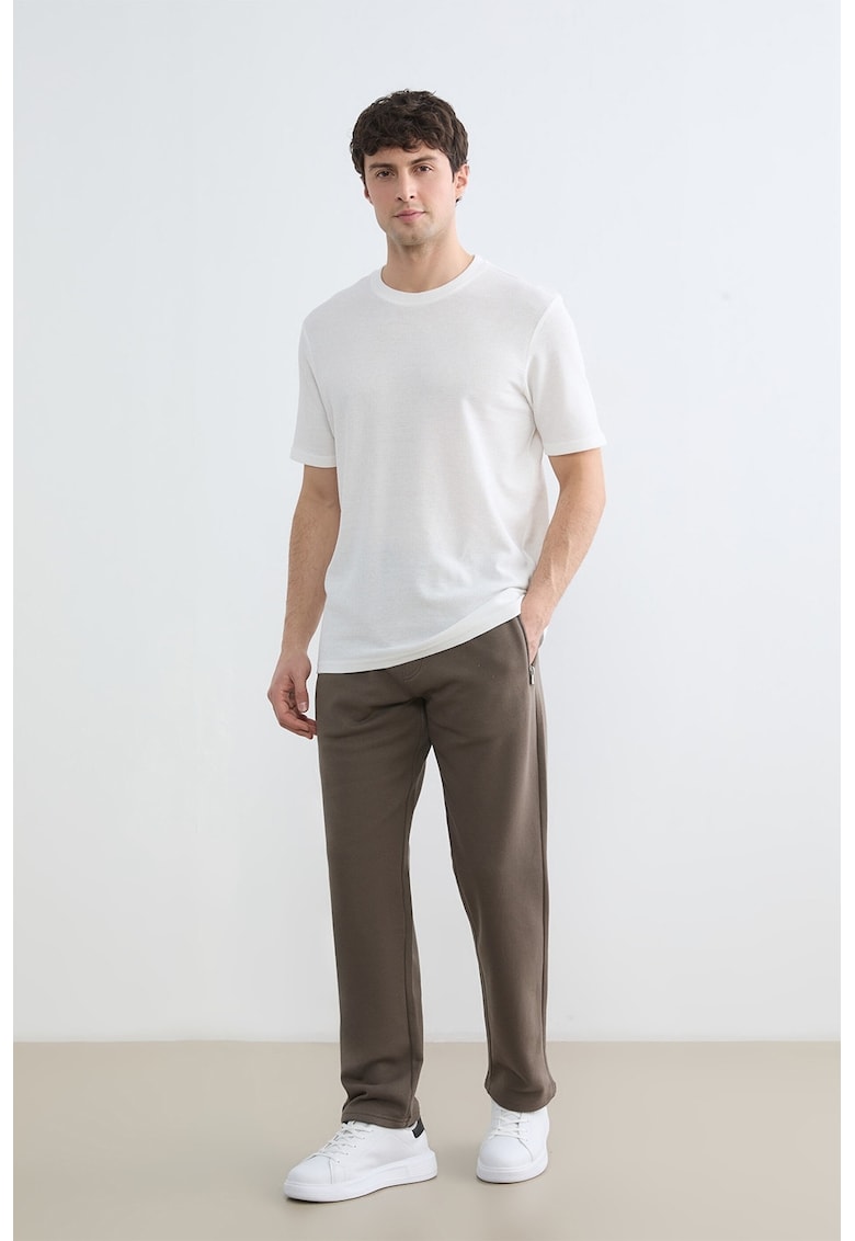 Pantaloni de trening cu croiala dreapta si buzunare cu fermoar