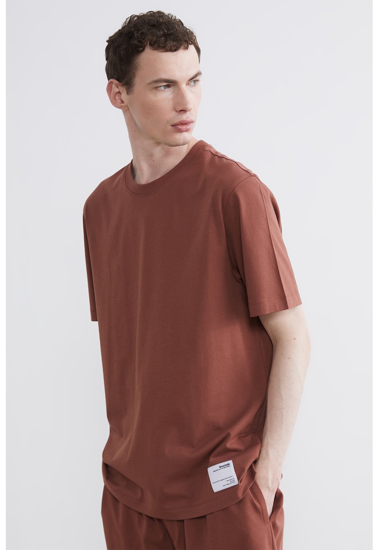 Tricou regular fit cu decolteu la baza gatului - Maro cognac