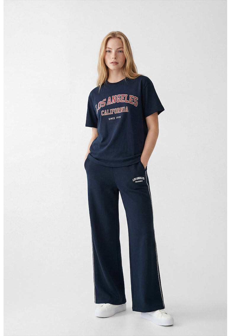 Pantaloni de trening cu croiala ampla si text - Alb optic/Bleumarin