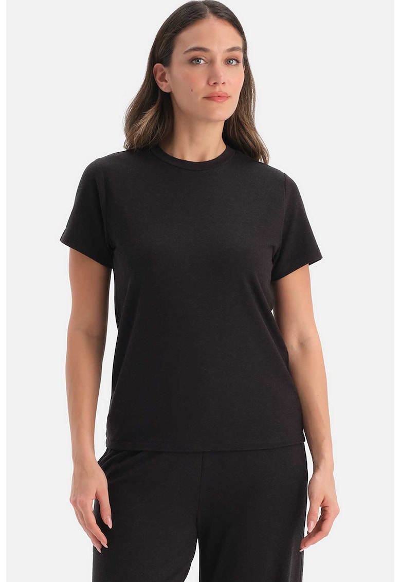 Tricou cu decolteu la baza gatului si model uni - Negru stins