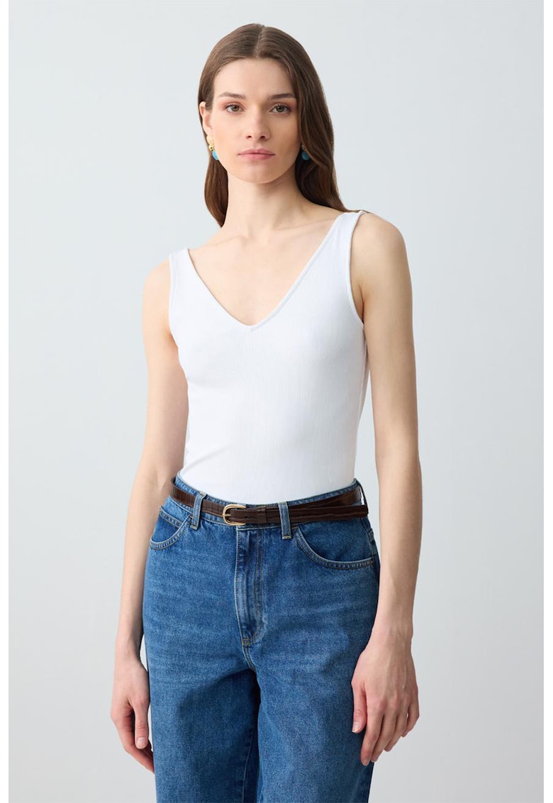 Top slim fit cu decolteu in V