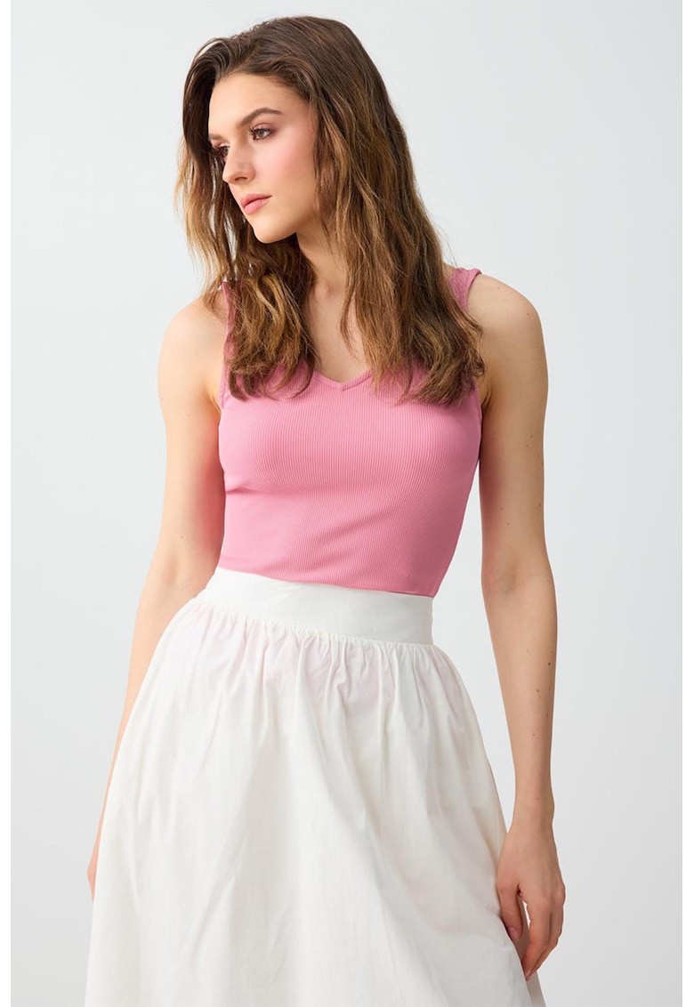 Top slim fit cu decolteu in V