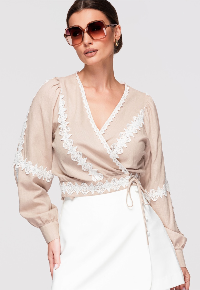 Bluza tip ie cu croiala petrecuta - maneci lungi si aplicatii delicate din dantela - Bej
