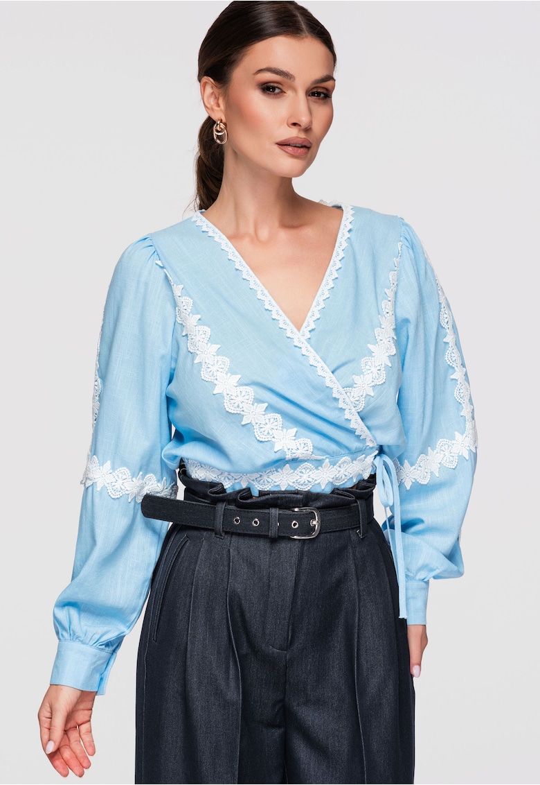 Bluza tip ie cu croiala petrecuta - maneci lungi si aplicatii delicate din dantela - Albastru